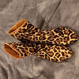 B. Makowsky calf hair leopard print ankle boots 6.5 EUC
